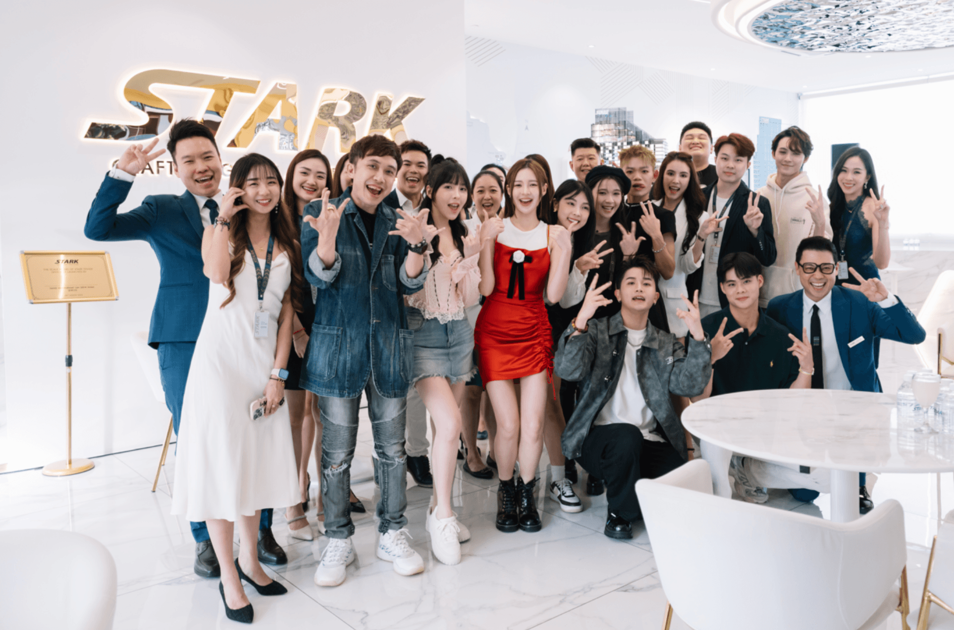 校园电影《那些年，我们一起疯狂的事》演员与粉丝亲密互动活动现场气氛热烈